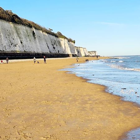 Vitamin Sea Beachfront Apartment Ramsgate - Sleeps 4 Buitenkant foto
