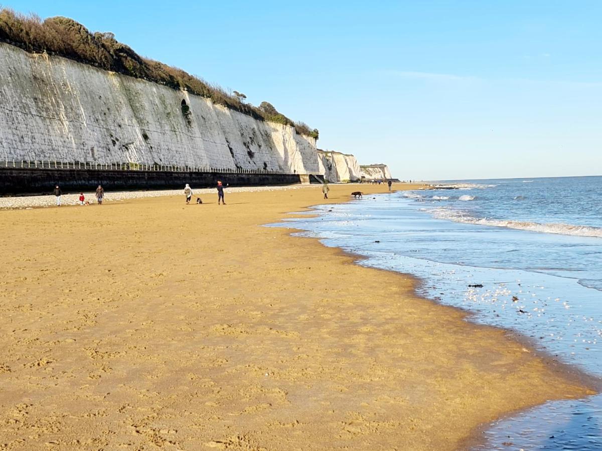 Vitamin Sea Beachfront Apartment Ramsgate - Sleeps 4 Buitenkant foto
