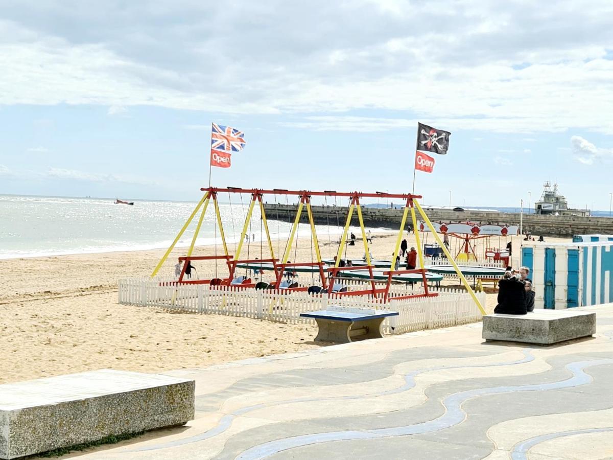 Vitamin Sea Beachfront Apartment Ramsgate - Sleeps 4 Buitenkant foto